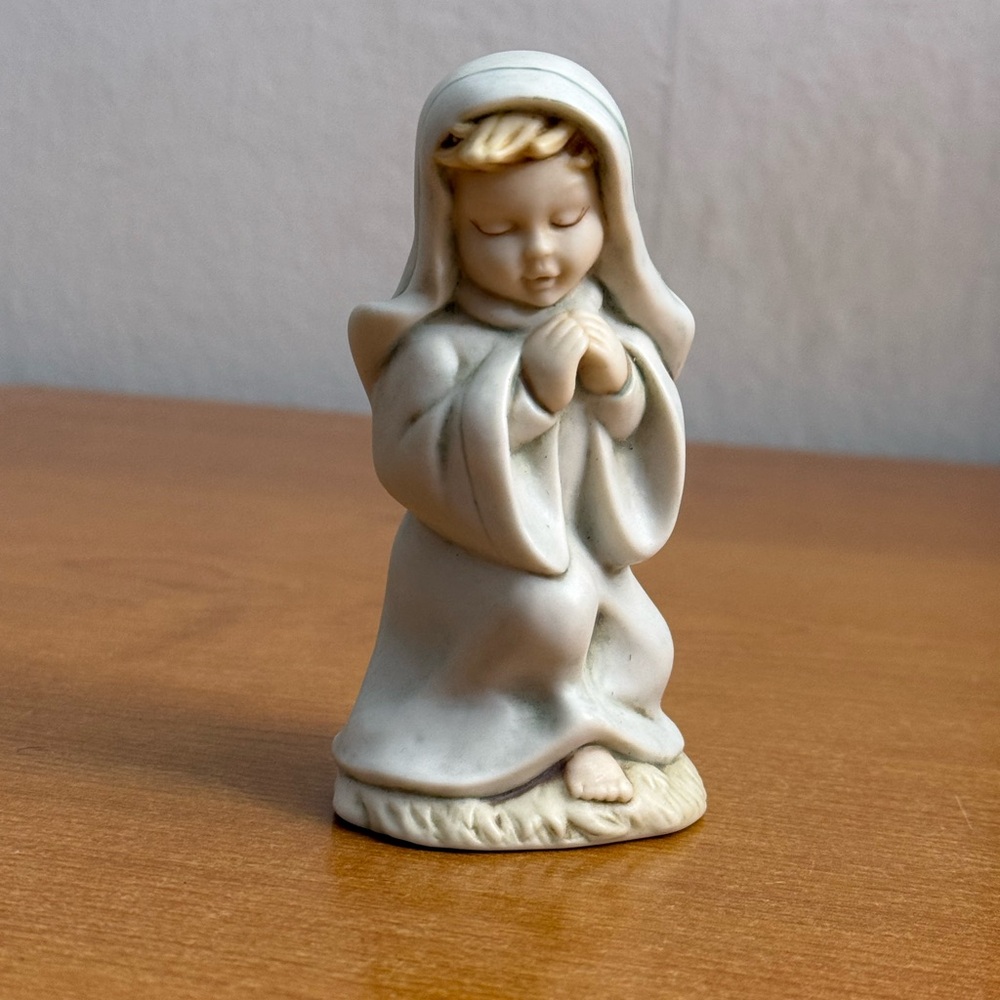 Ceramic Angel Figurine in Cream and‎ Tan